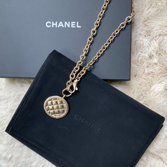 CHANEL Quilted CC Pendant Chain Necklace Light Gold - Picture 3 of 3